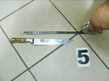 Un adolescent de 16 ani care a vrut să fure dintr-un magazin a ameninţat paznicii cu un cuţit
